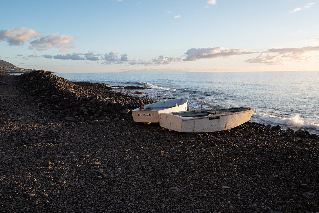 Blick auf den Atlantik, Strand von El Remo, im Vordergrund zwei Fischerboote, La Palma, Kanarische Inseln, Spanien, Europa