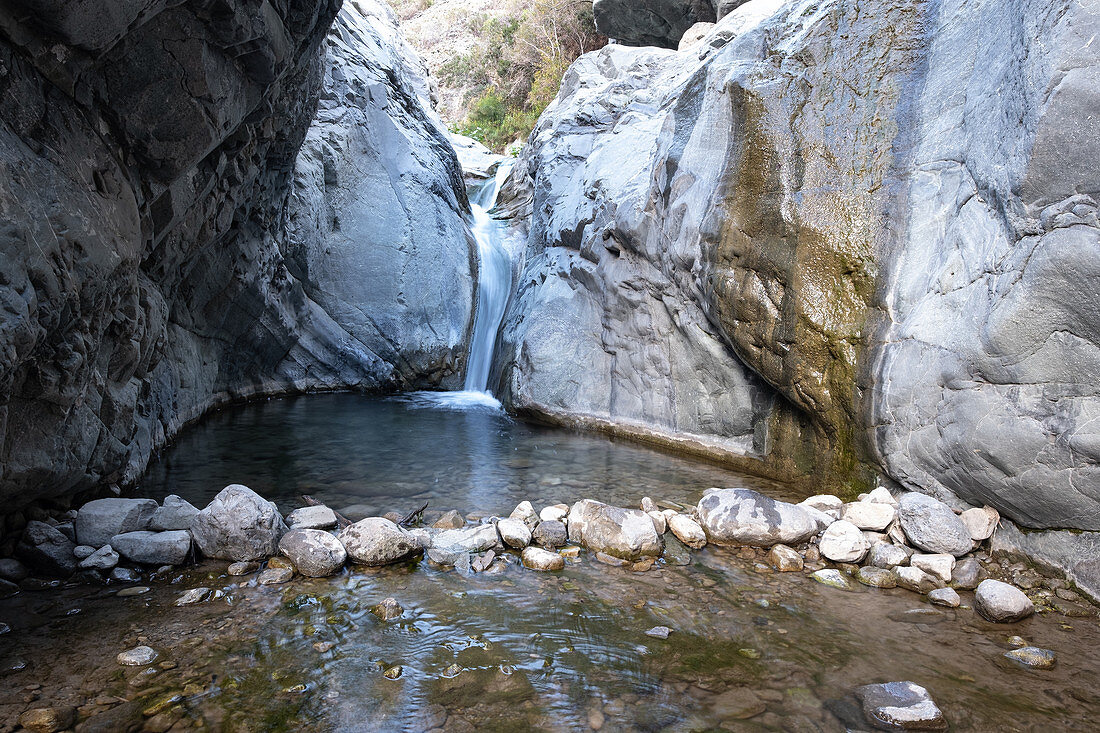 Kleiner Wasserfall in der Schlucht entlang des Rio de Taburiente, Caldera de Taburiente, La Palma, Kanarische Inseln, Spanien, Europa