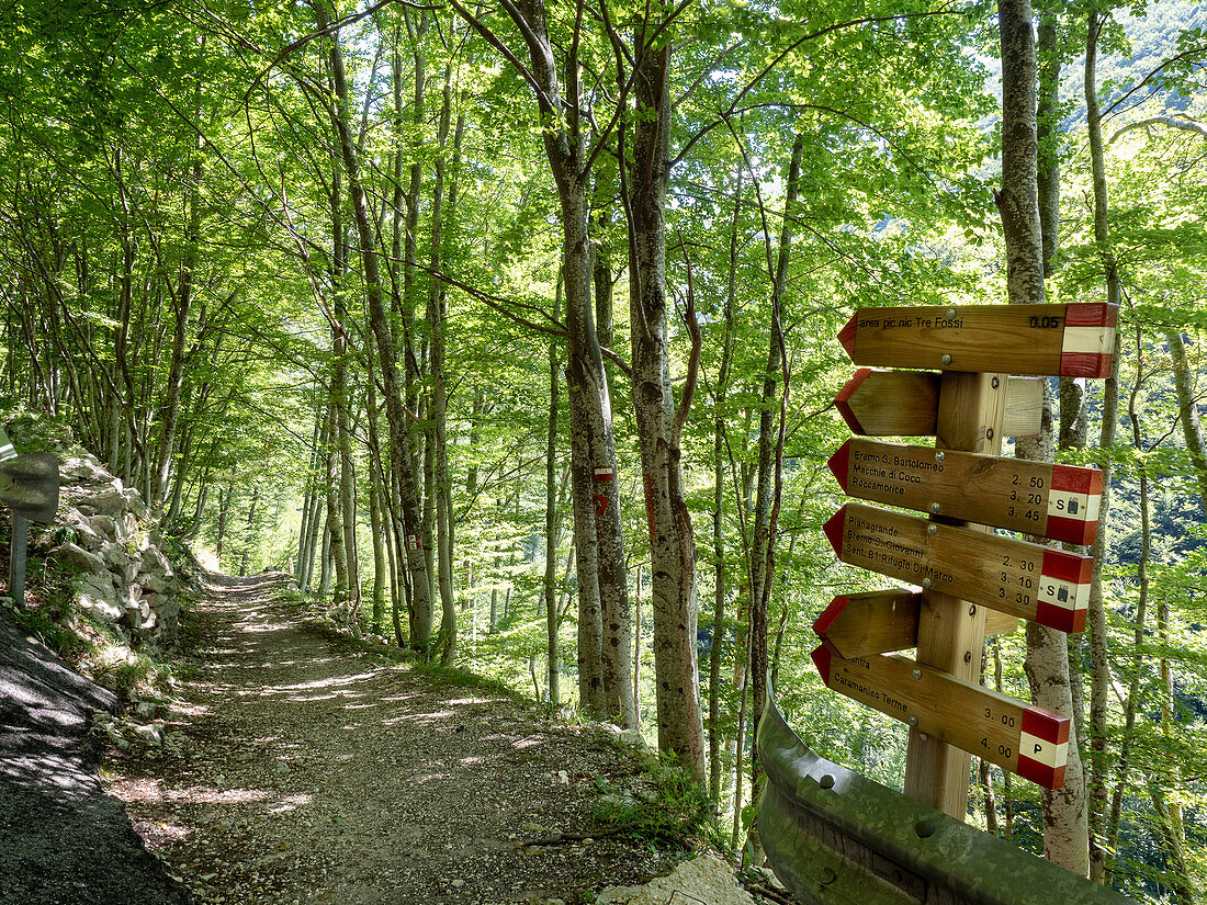 Sentiero dello Spirito, Weg nach Cappella Rupestre di Ripa Rossa, Nationalpark Majella, Abruzzen, Italien