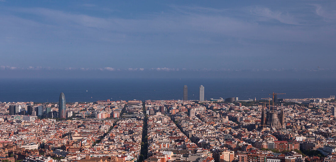 Skyline von Barcelona bei Sonne mit Blick von Bunkers del Carmel