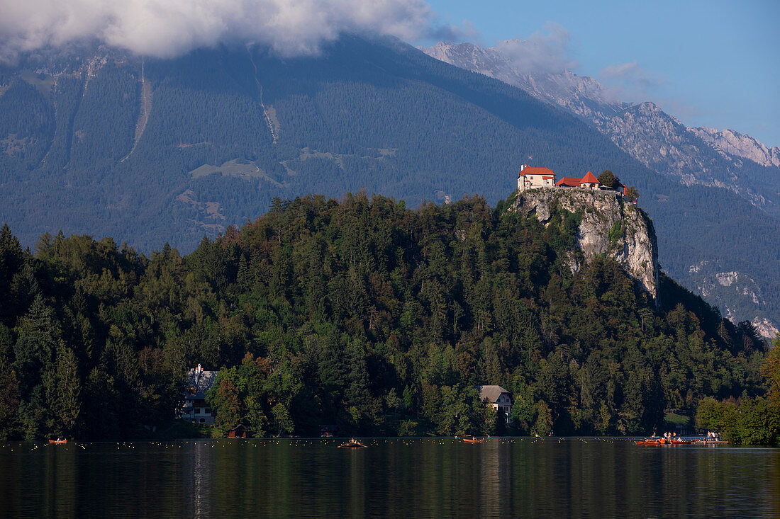 Burg von Bled mit Bleder See und Kanufahrern, Bled Slowenien\n