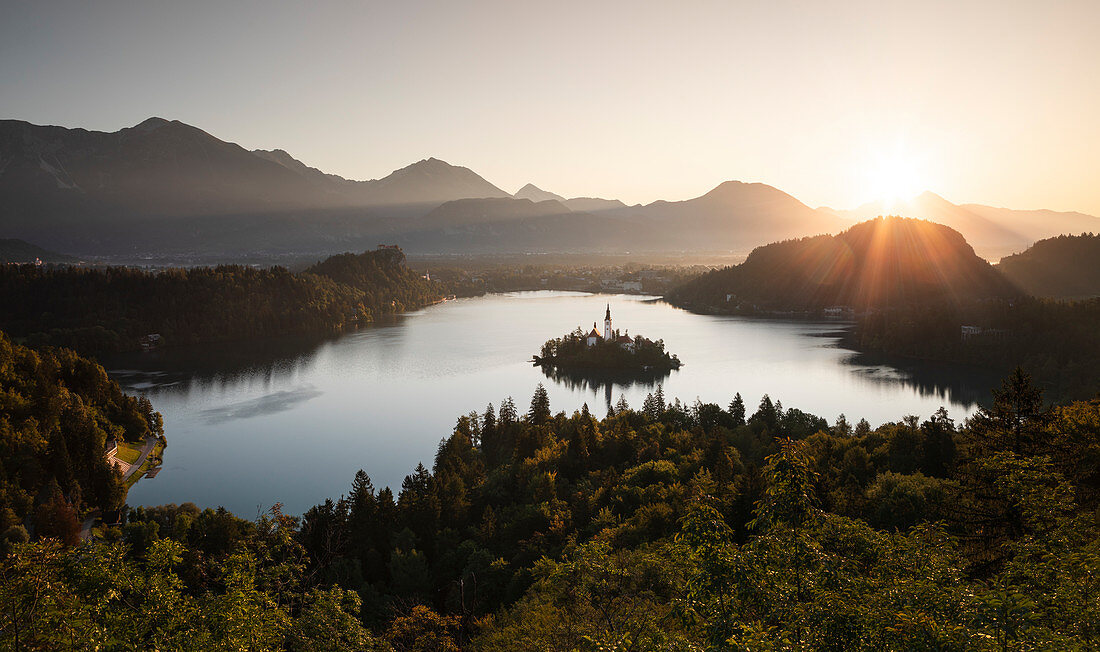 Wallfahrtskirche Mariä Himmelfahrt auf Insel im Bleder See bei Sonnenaufgang, Bled, Slowenien