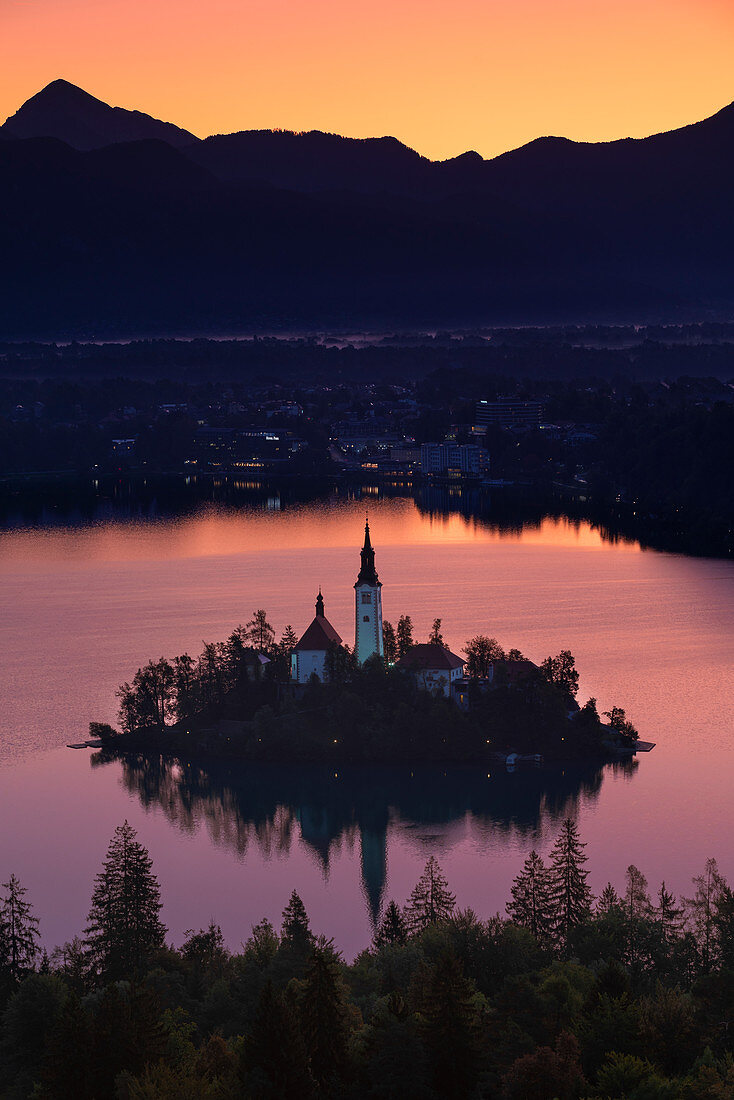 Wallfahrtskirche Mariä Himmelfahrt auf Insel im Bleder See bei Sonnenaufgang, Bled, Slowenien