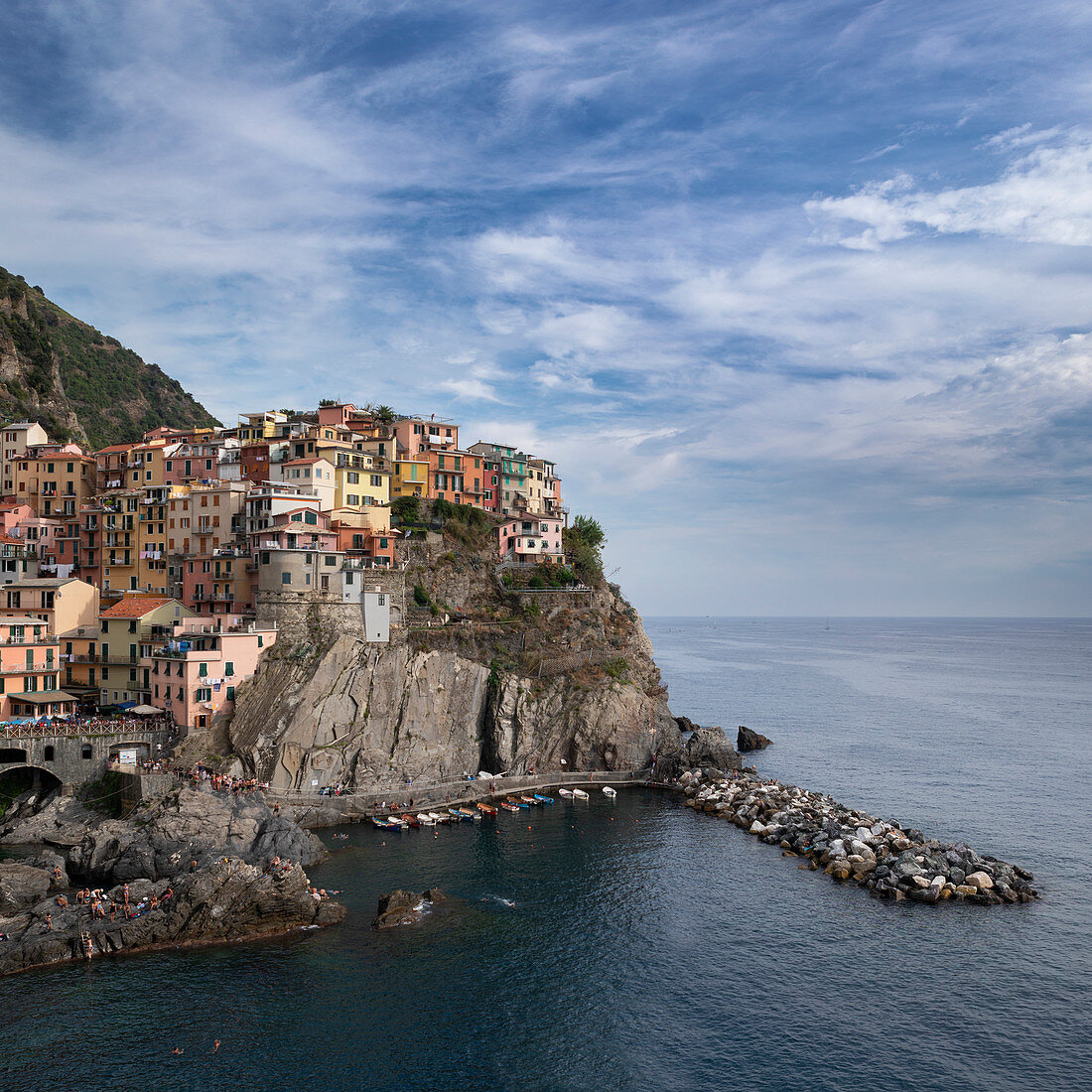 Bucht in Cinque Terre mit Dorf Manarola am Nachmittag, Italien\n