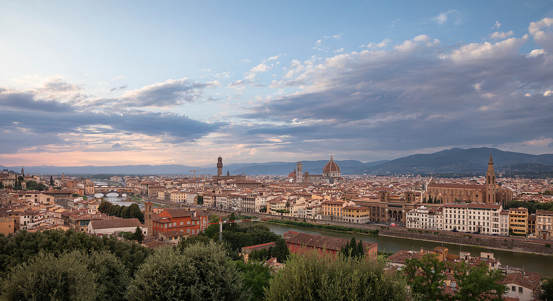 Skyline von Florenz mit Kathedrale Santa Maria del Fiore, Turm und Fluss Arno am Nachmittag, Toskana Italien\n
