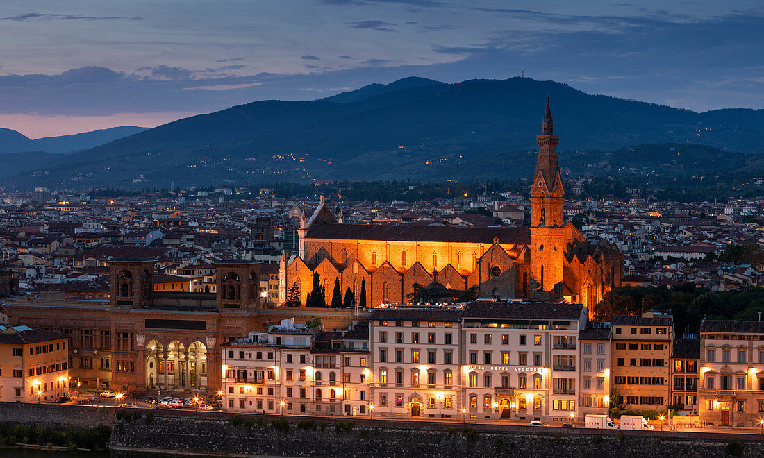 Skyline von Florenz mit Basilica di Santa Croce am Abend, Toskana Italien\n