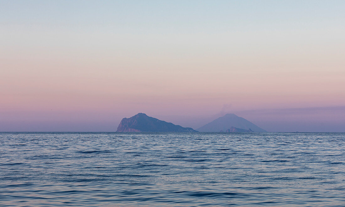 Vulkan Stromboli und Insel Panarea mit Meer im Sonnenuntergang, Sizilien, Italien