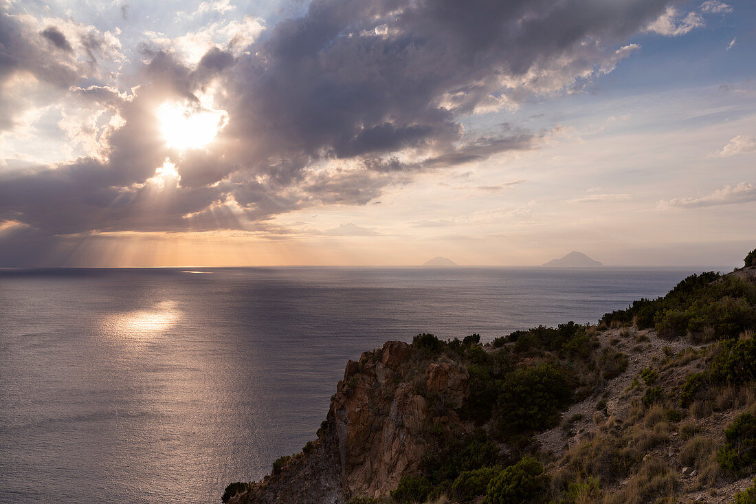 Sonnenuntergang mit Wolken über dem Meer auf Lipari, Sizilien, Italien