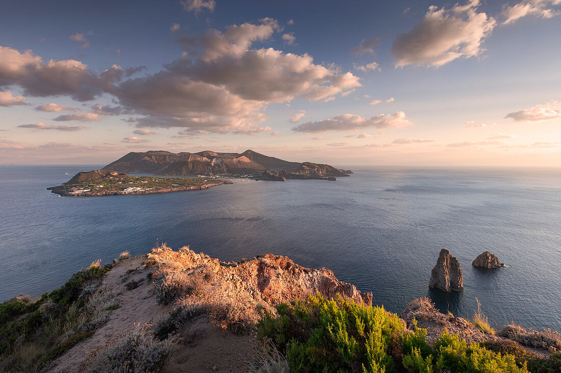 Küste von Lipari mit Blick auf Vulkaninsel Vulcano im Sonnenuntergang, Sizilien, Italien