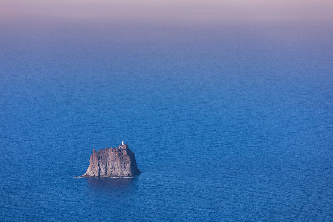Insel Strombolicchio mit Leuchtturm vor Vulkaninsel Stromboli im Meer, Sizilien, Italien