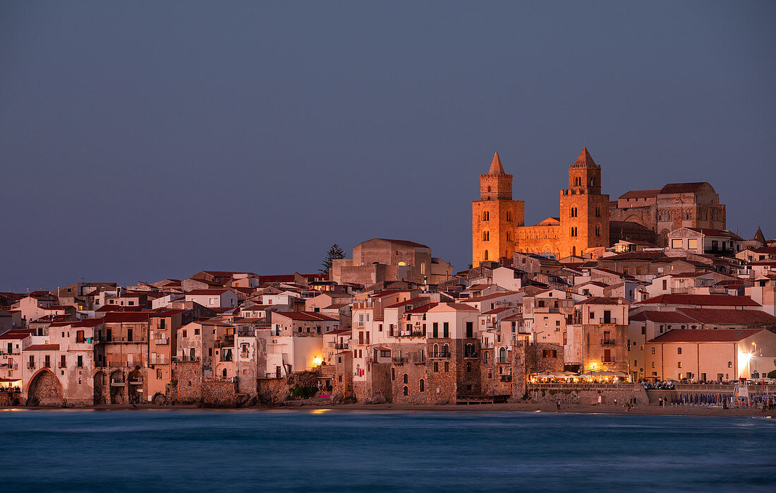 Skyline der Stadt Cefalu mit Meer bei Nacht, Sizilien, Italien