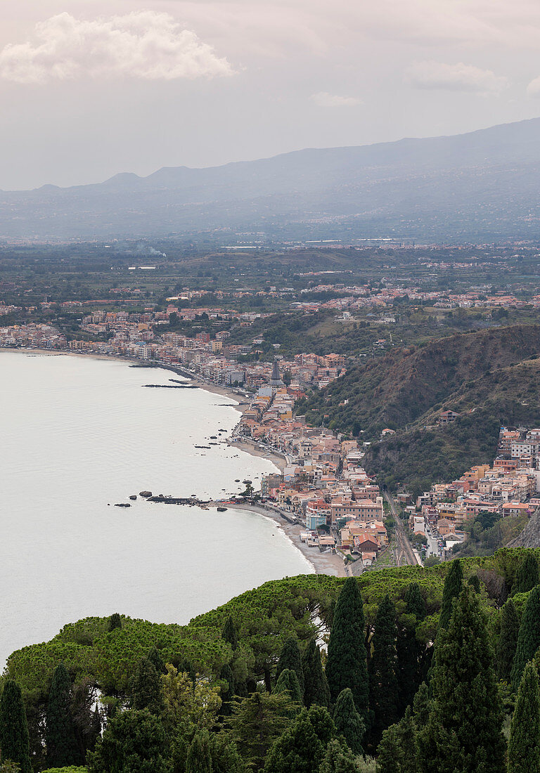 Blick vom antiken Theater auf Küste bei Taormina, Sizilien, Italien