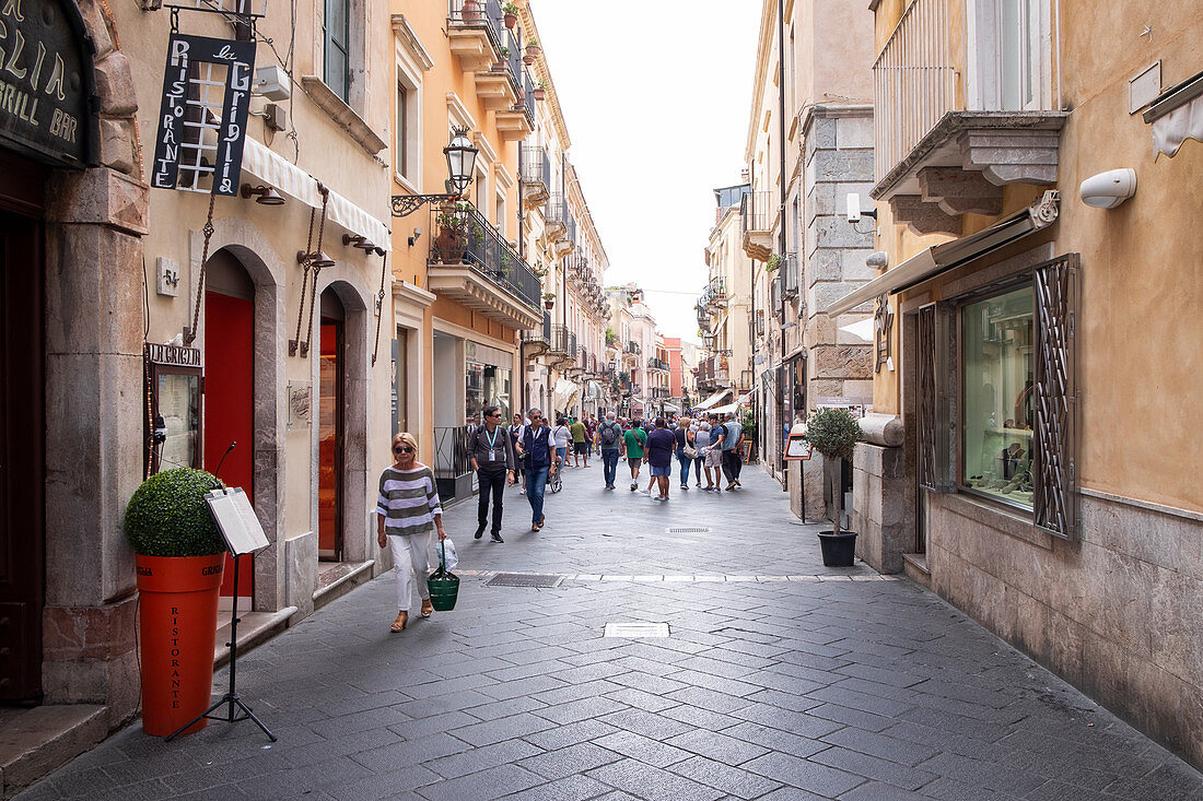 Touristen in den Straßen von Taormina, Sizilien, Italien