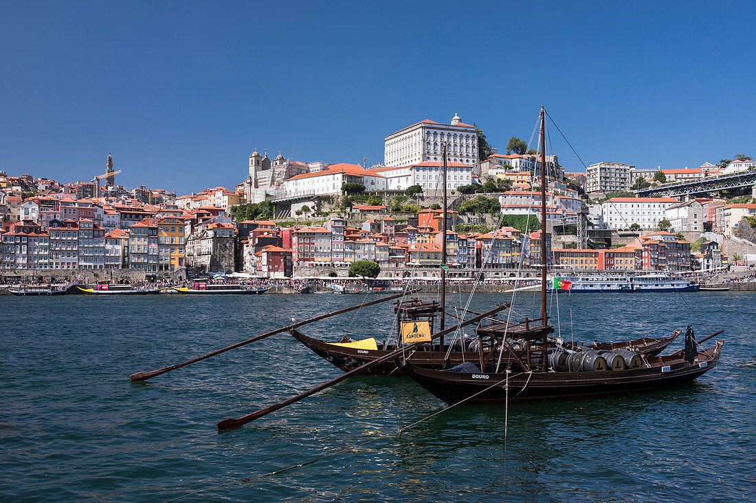 Traditionelle Schiffe auf dem Fluss Douro in Porto bei Tag mit Sonne, Portugal\n