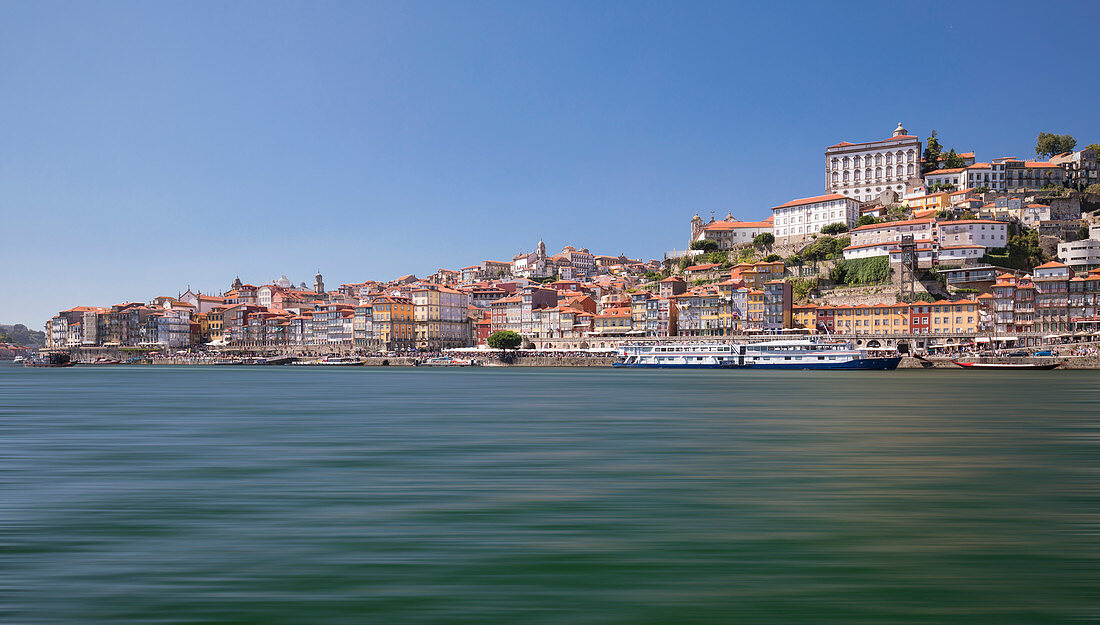 Stadtansicht auf Porto am Fluss Douro bei Tag mit Sonne, Portugal\n