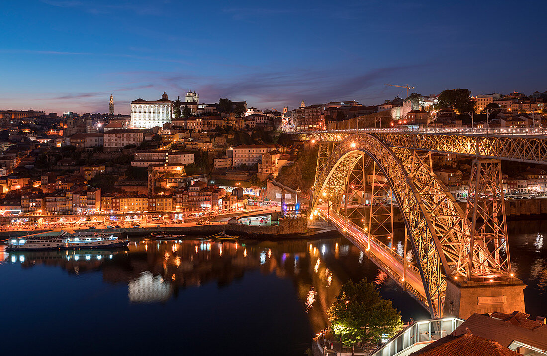 Porto am Abend mit Fluss Duoro und Brücke Ponte Dom Luis I, Portugal\n