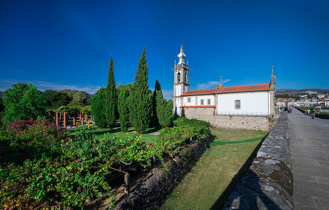 Brücke Ponte de Lima mit Kirche am Tag, Portugal