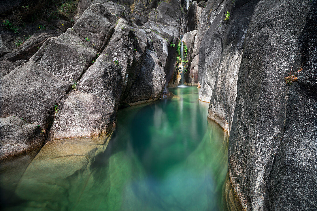 Wasserpools an der Kaskade Cascata do Arato im Nationalpark Peneda-Gerês, Portugal\n