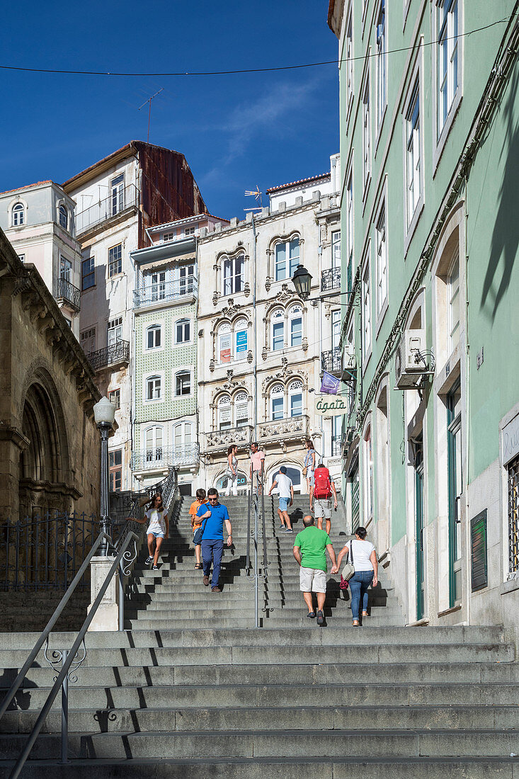 Treppen mit Touristen am Praca do Comercio in Coimbra, Portugal\n