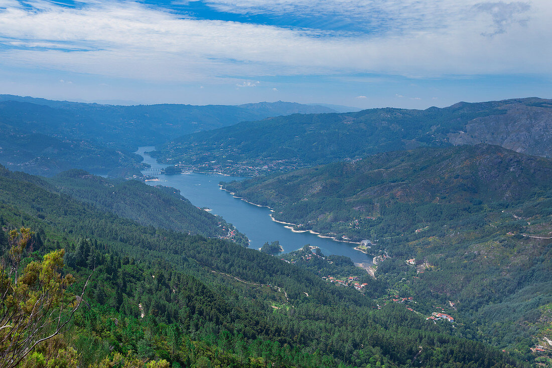 Ausblick auf Nationalpark Peneda-Geres von Pedra Bela, Portugal\n