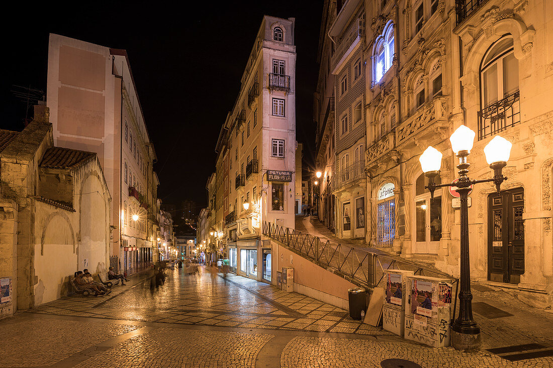 In den Straßen von Coimbra bei Nacht, Portugal\n