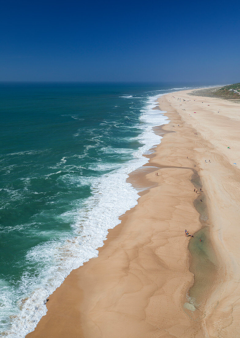 Blick auf den Strand und das Meer vom Leuchtturm Nazaré in Portugal\n