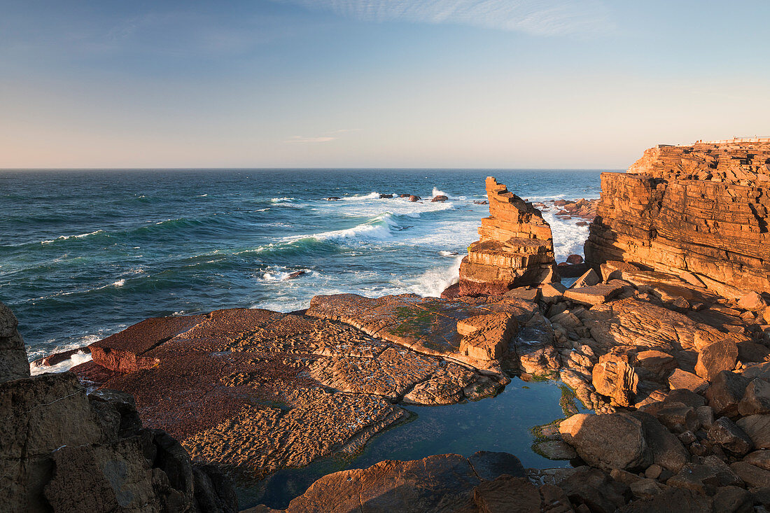 Peniche Felsküste mit Meer im Sonnenuntergang, Portugal\n