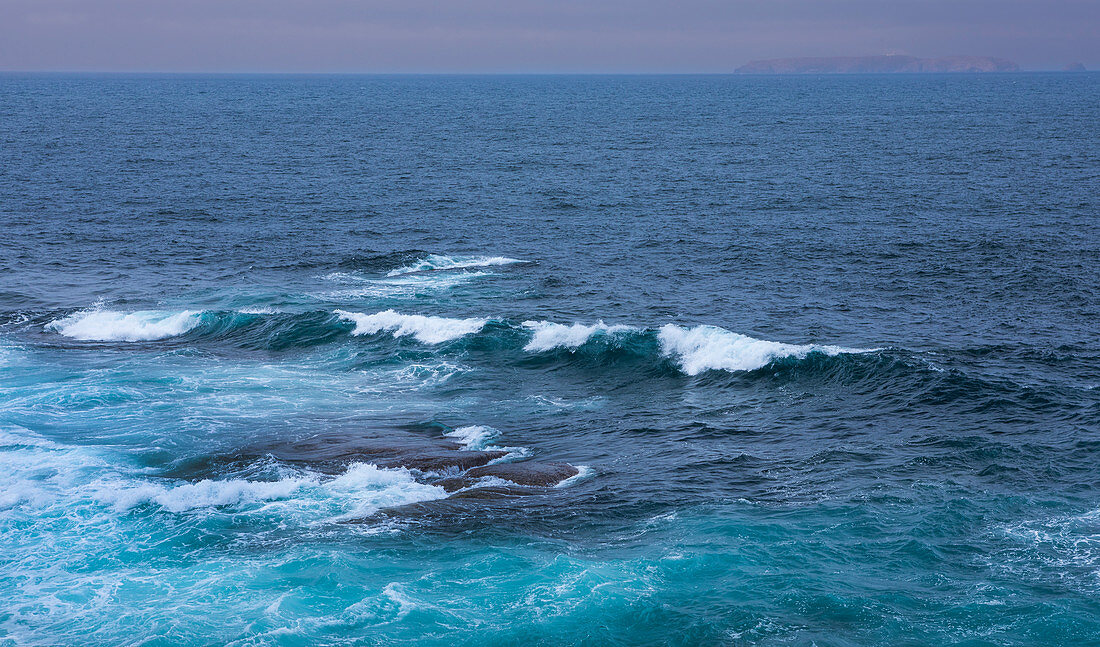 Wellen am Meer von Peniche, Portugal\n