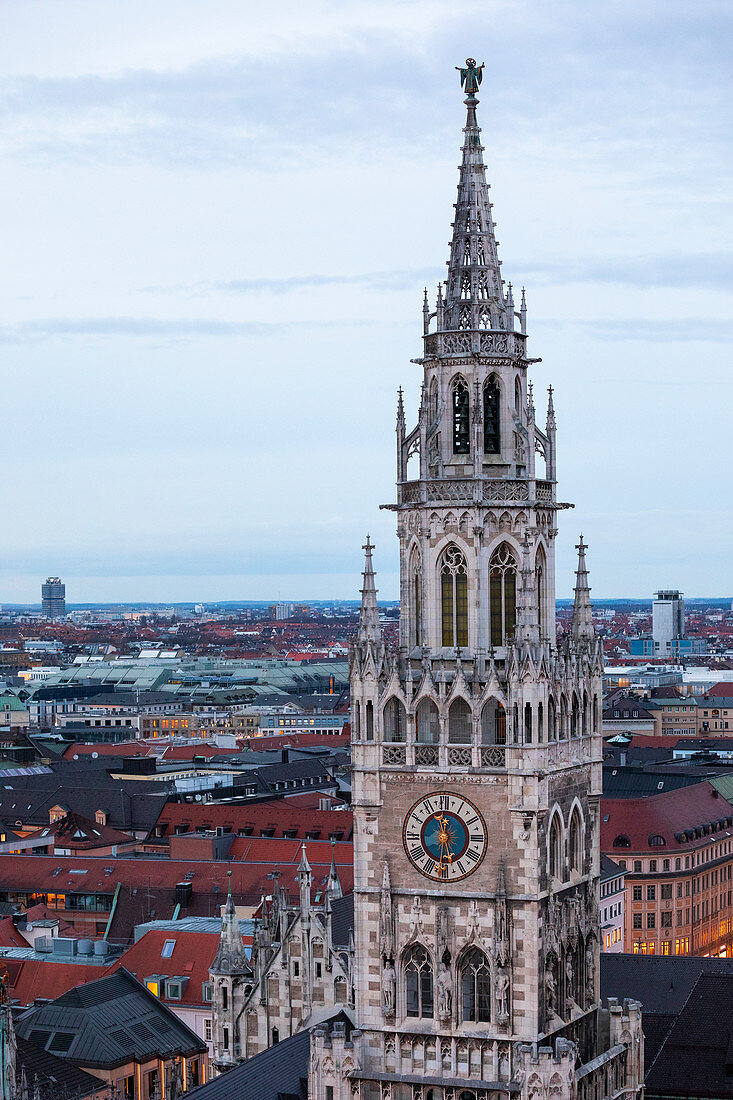 Turm des Rathauses der Stadt München am Abend\n
