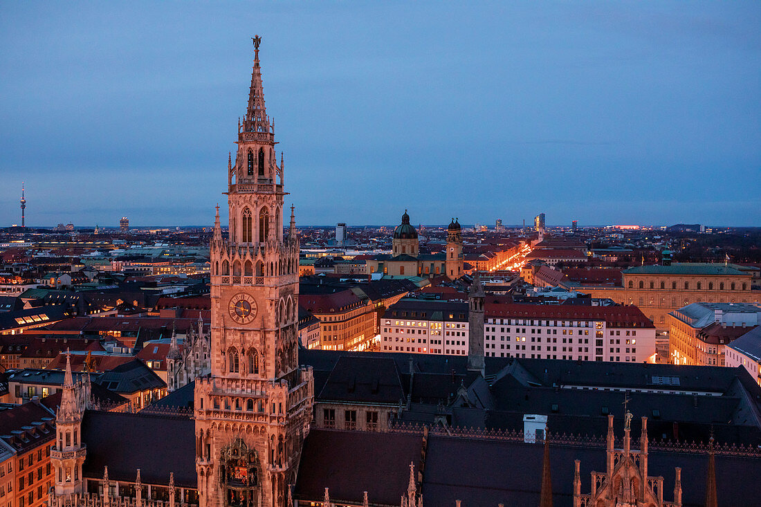 Turm des Rathauses der Stadt München bei Nacht \n