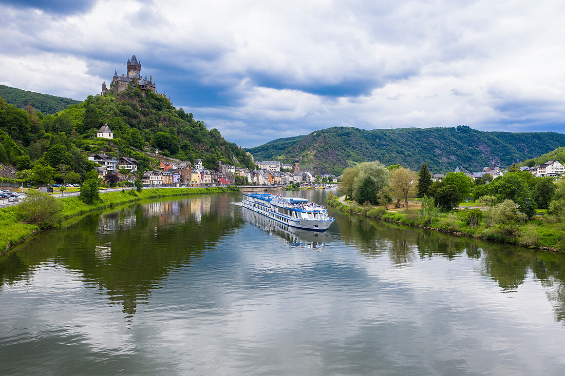 Flusskreuzfahrtschiff auf der Mosel in Cochem, Moseltal, Rheinland-Pfalz, Deutschland, Europa