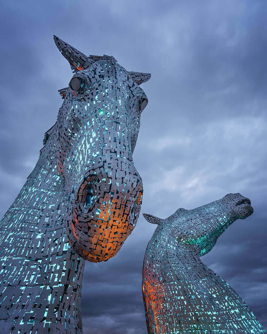 Die Kelpies zur blauen Stunde, Forth und Clyde Canal im Helix Park, Falkirk, Stirlingshire, Schottland, Vereinigtes Königreich, Europa