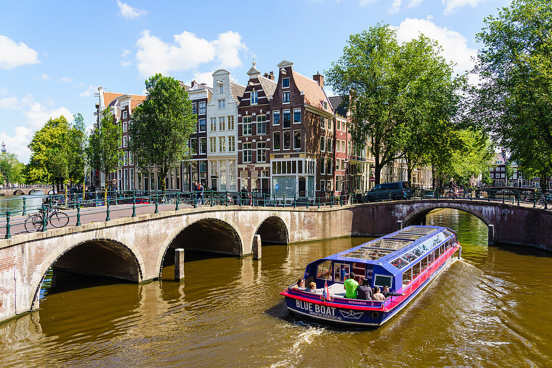 Tourist boat crossing Keisersgracht Canal, Amsterdam, North Holland, The Netherlands, Europe