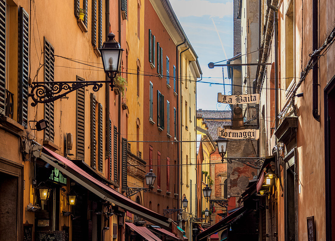 Via Pescherie Vecchie, Bologna, Emilia-Romagna, Italy, Europe