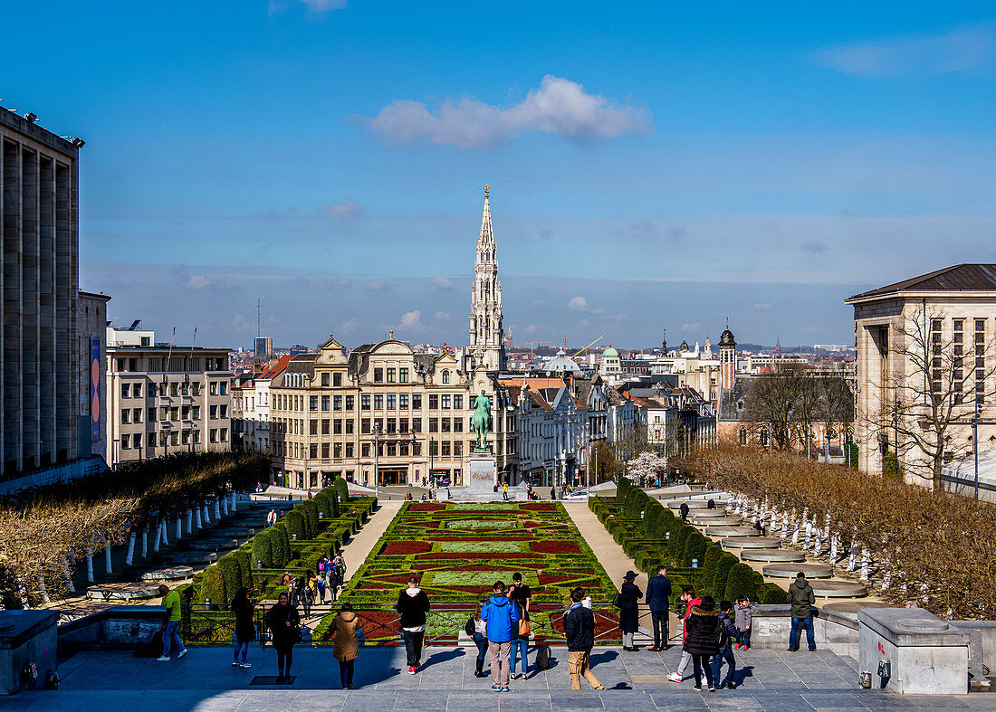 Blick über den öffentlichen Garten des Mont des Arts in Richtung Town Hall Spire, Brüssel, Belgien, Europa