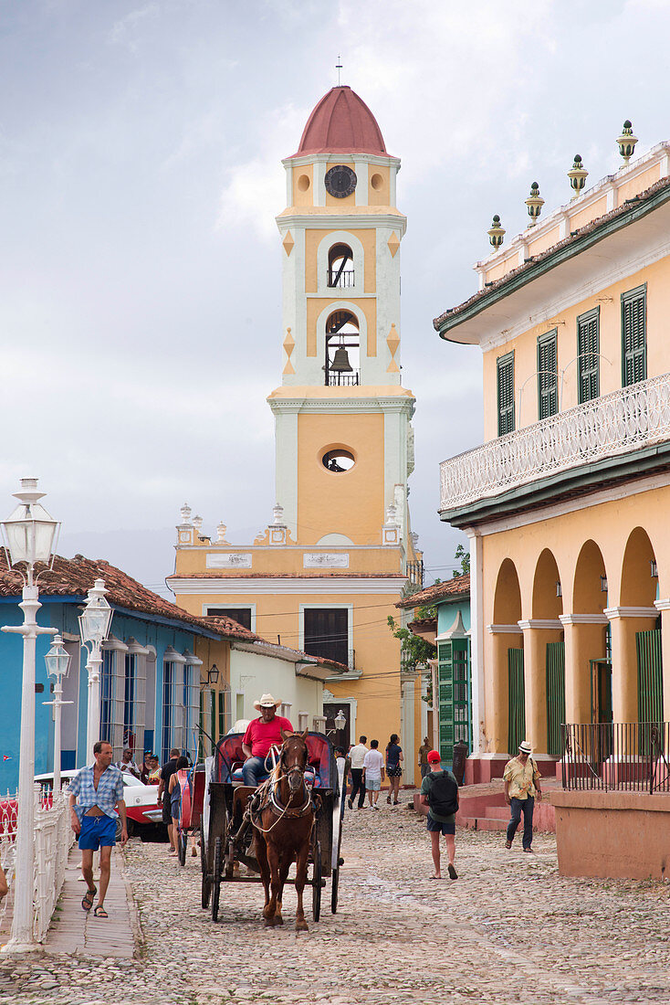 Straßenszene an der Plaza Mayor mit der Kirche der Heiligen Dreifaltigkeit im Hintergrund, Trinidad, UNESCO-Weltkulturerbe, Kuba, Westindische Inseln, Karibik, Mittelamerika