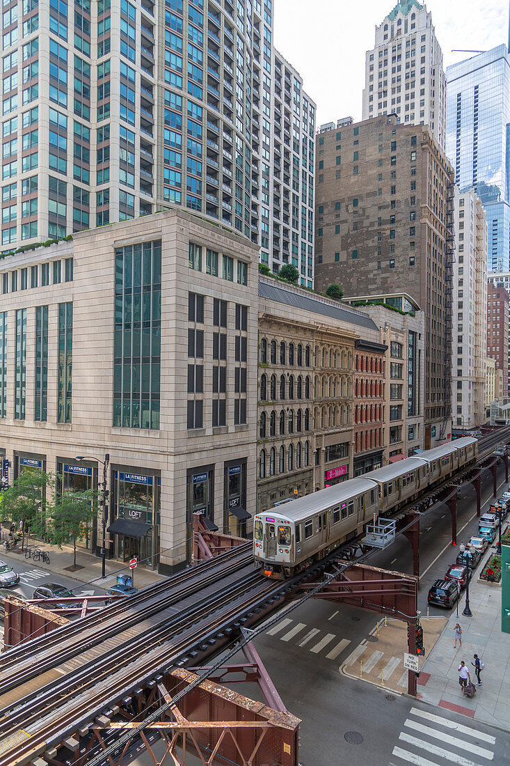 Blick auf den Loop Train auf der North Wabash Avenue, Chicago, Illinois, Vereinigte Staaten von Amerika, Nordamerika