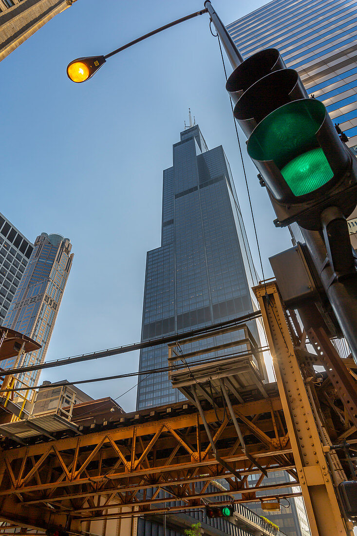 Ansicht von Wills Tower und Verkehrssignalen auf North Adams Street, Innenstadt von Chicago, Illinois, Vereinigte Staaten von Amerika, Nordamerika