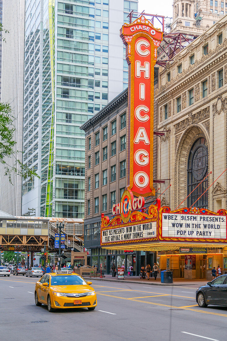 Blick auf das Chicago Theatre und den Verkehr auf der North State Street, Chicago, Illinois, Vereinigte Staaten von Amerika, Nordamerika