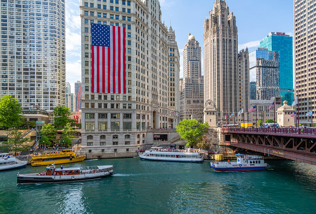 Blick auf die amerikanische Flagge auf dem Wrigley-Gebäude und dem Chicago River, Chicago, Illinois, Vereinigte Staaten von Amerika, Nordamerika