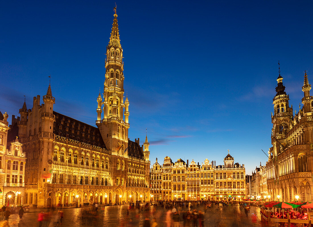 Grand Place und Brüssel Hotel de Ville (Rathaus) bei Nacht, UNESCO-Weltkulturerbe, Brüssel, Belgien, Europa