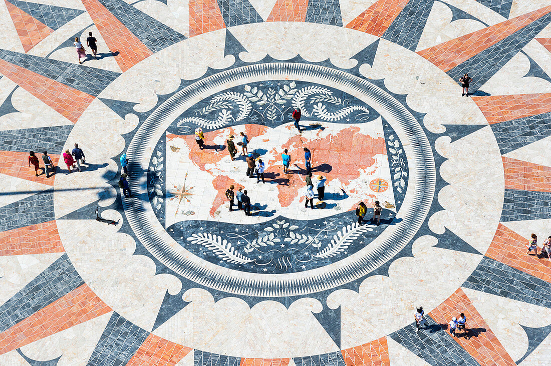 Mosaik am Ufer desTajo vor dem Padrao dos Descobrimentos, Kompassrose und Weltkarte, Belem, Lissabon, Portugal, Europa