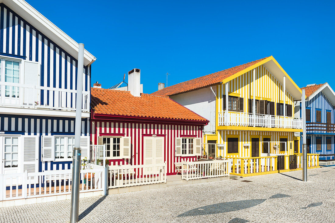 Palheiros, typische Häuser am Strand der Costa Nova, Aveiro, Venedig von Portugal, Beira Littoral, Portugal, Europa