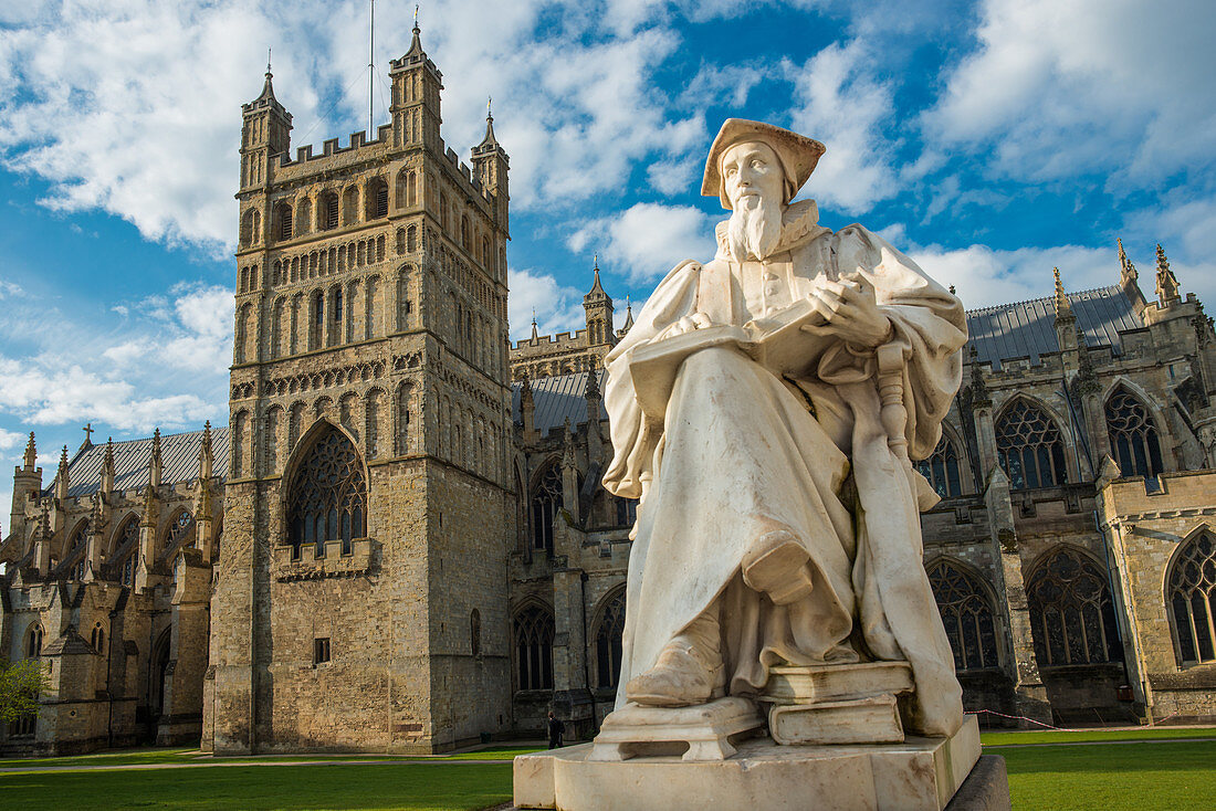 Die Kathedrale St. Peter (Exeter) mit Statue von Richard Hooker, Devon, England, Vereinigtes Königreich, Europa
