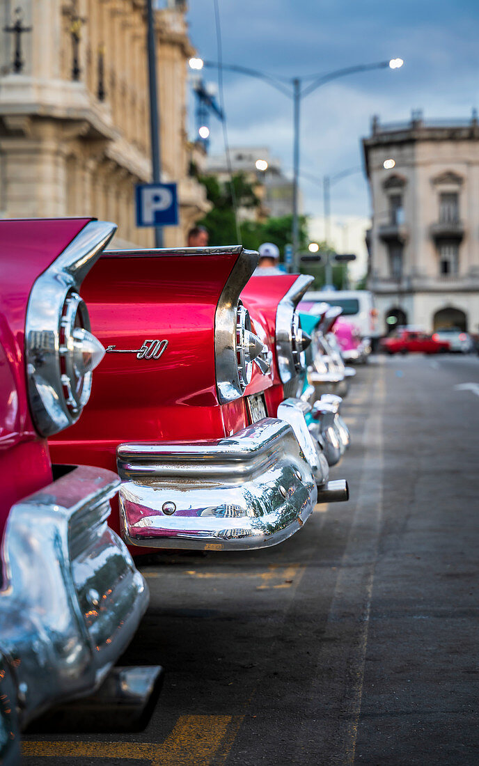 Buntes, altes, amerikanisches Taxi in Havanna in der Abenddämmerung, UNESCO-Weltkulturerbe, La Habana, Kuba, Westindische Inseln, Karibik, Mittelamerika