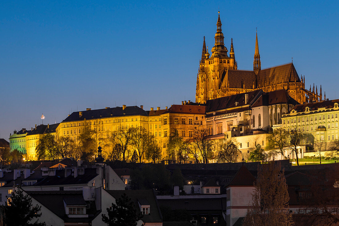 Beleuchtete Prager Burg und St.-Veits-Kathedrale in der Abenddämmerung, UNESCO-Weltkulturerbe, Prag, Böhmen, Tschechische Republik, Europa