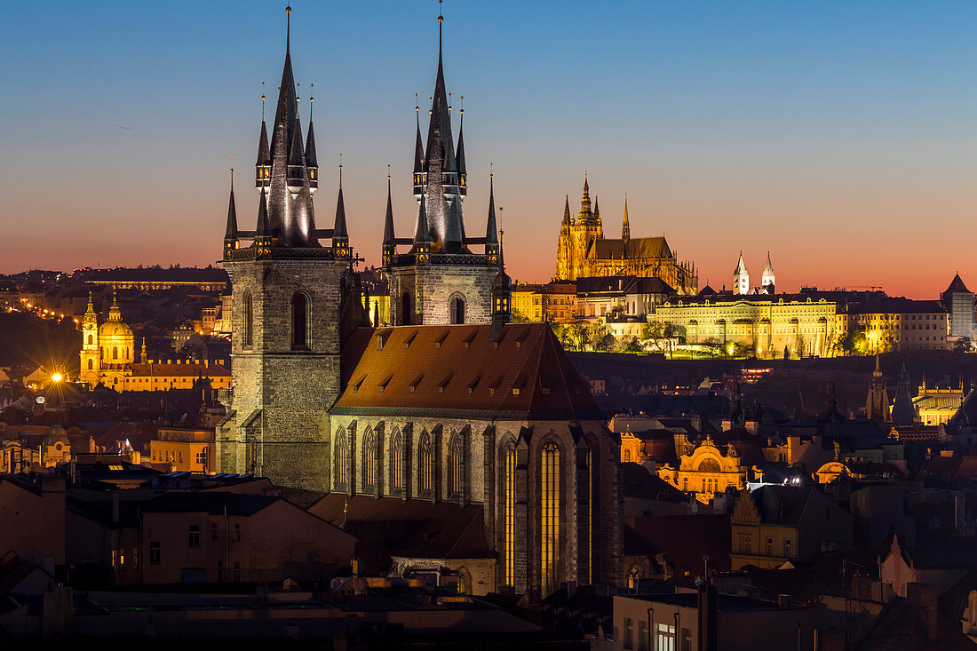 Blick auf Kirche der Jungfra Maria vor dem Teyn und die Prager Burg in der Abenddämmerung, UNESCO-Weltkulturerbe, Prag, Böhmen, Tschechische Republik, Europa