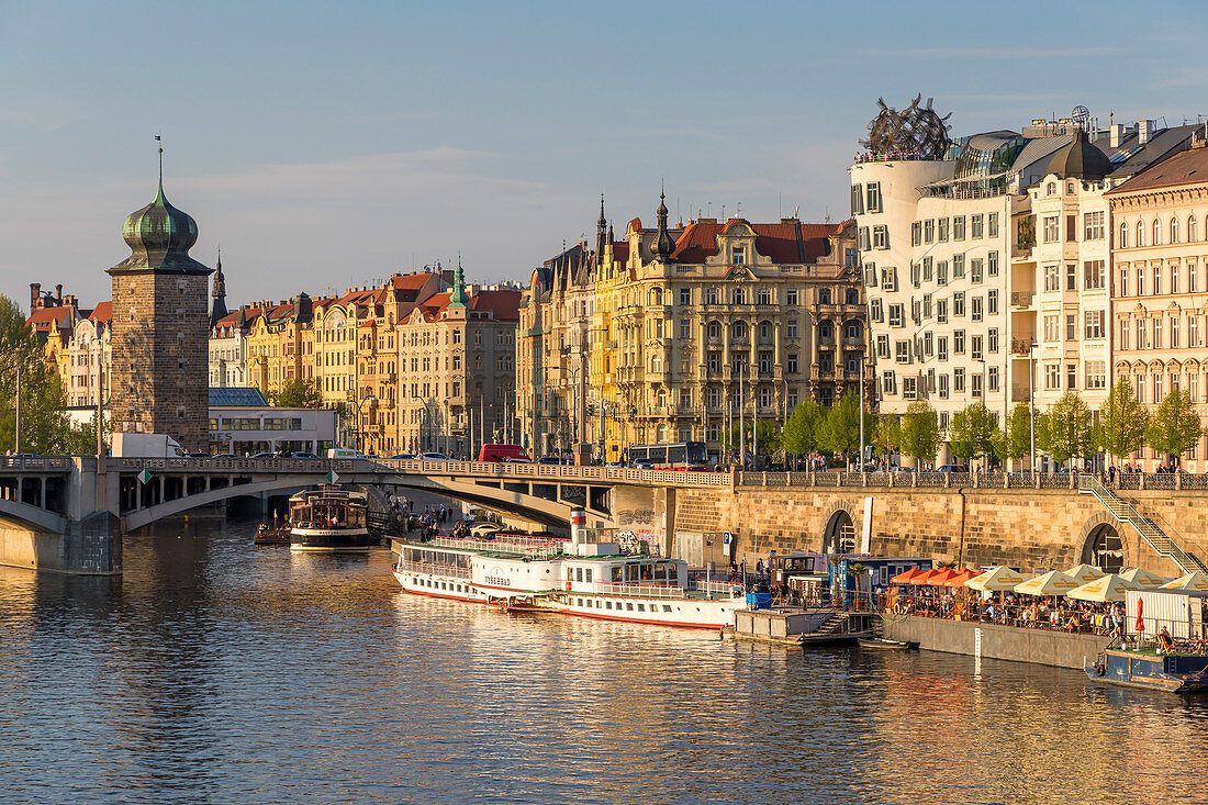 Jugendstilgebäude am Ufer der Moldau, Prag, Böhmen, Tschechische Republik, Europa, Europa