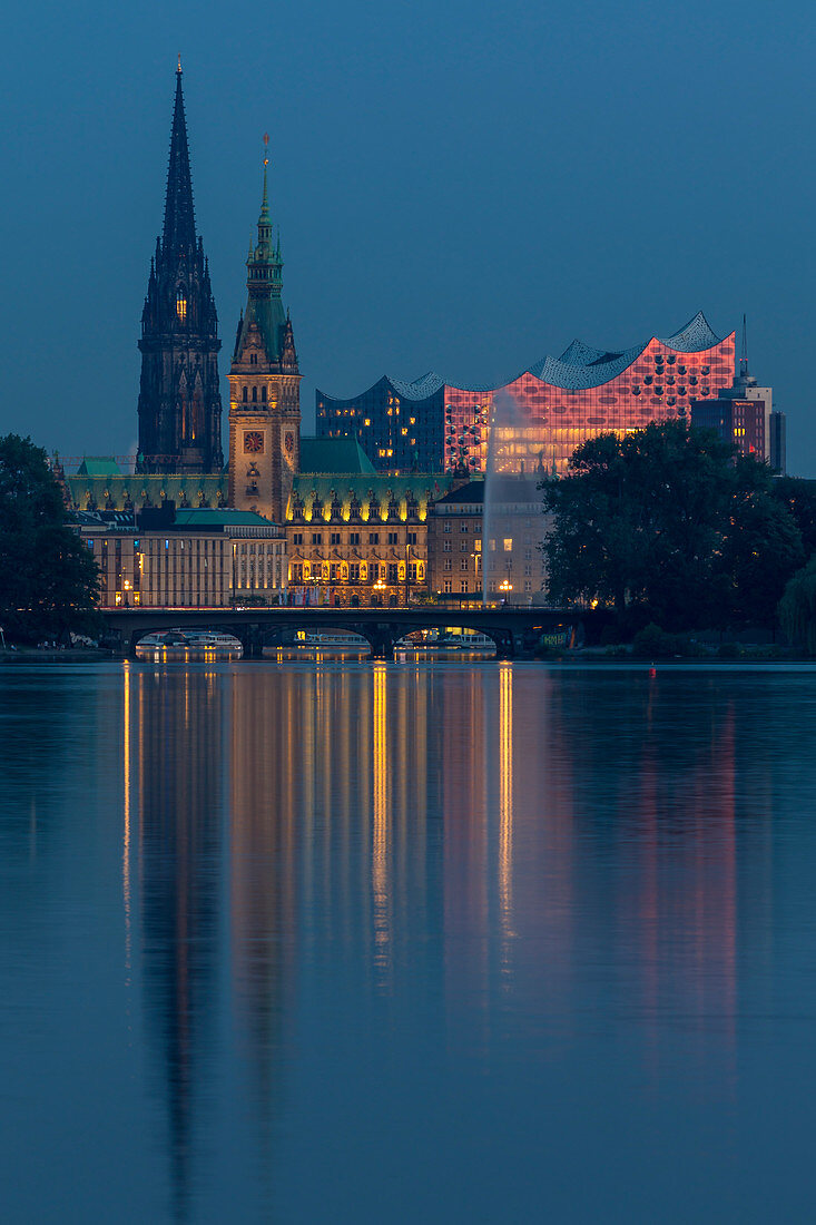 Blick vom Äußeren Alstersee auf die Elbphilharmonie, das Rathaus und das St. Nikolai-Denkmal in der Abenddämmerung, Hamburg, Deutschland, Europa