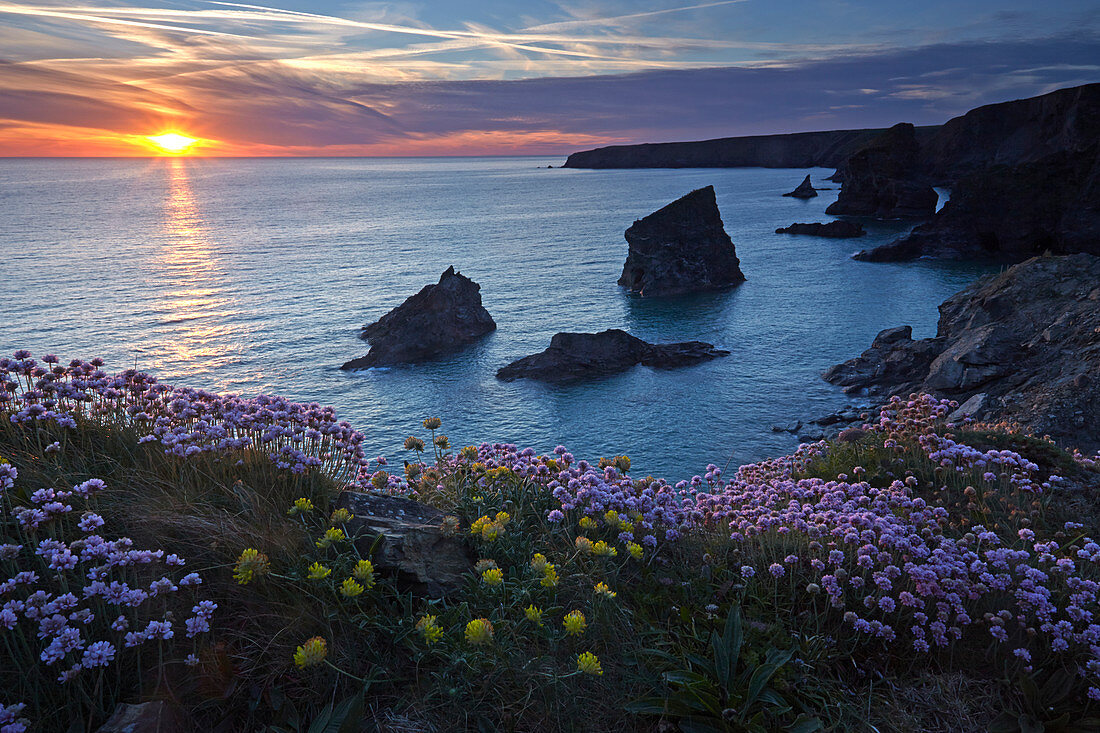 Sonnenuntergang über Bedruthan Steps, Carnewas, Cornwall, England, Vereinigtes Königreich, Europa